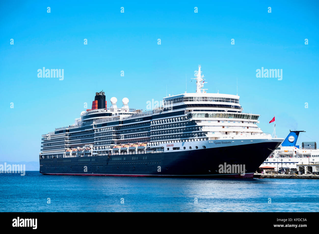 Die MS Queen Elizabeth im Hafen von Rhodos-Stadt, Rhodos Griechenland während einer Mittelmeerkreuzfahrt Stockfoto