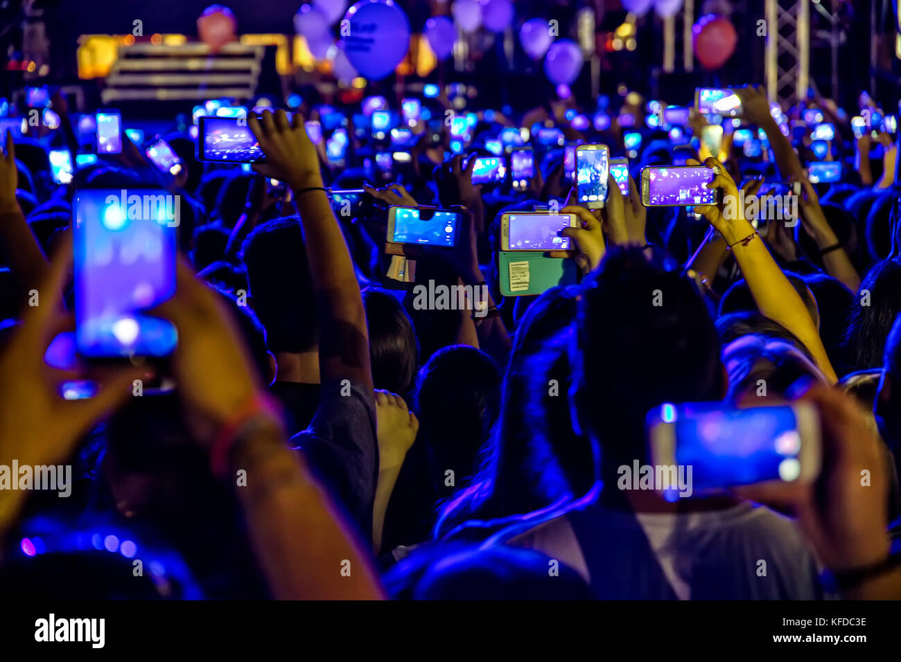 Thessaloniki, Griechenland - Sept 17, 2017: Menschen Fotografieren mit Touch smart phone während einem Konzert live auf der Bühne für die Saikis Rouvas co Stockfoto