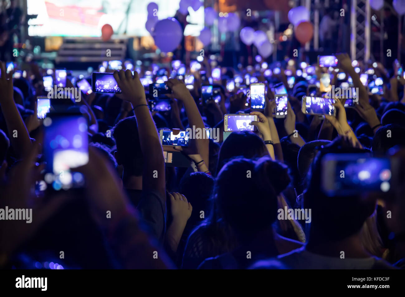Thessaloniki, Griechenland - Sept 17, 2017: Menschen Fotografieren mit Touch smart phone während einem Konzert live auf der Bühne für die Saikis Rouvas co Stockfoto