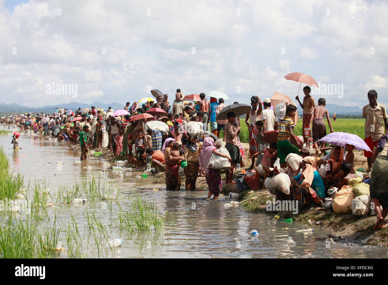 Neu Myanmars Minderheit rohingya Muslime, die aus Myanmar in Bangladesch gekreuzt angekommen, ruhen auf Böschungen, nachdem ich eine Nacht im OP Stockfoto