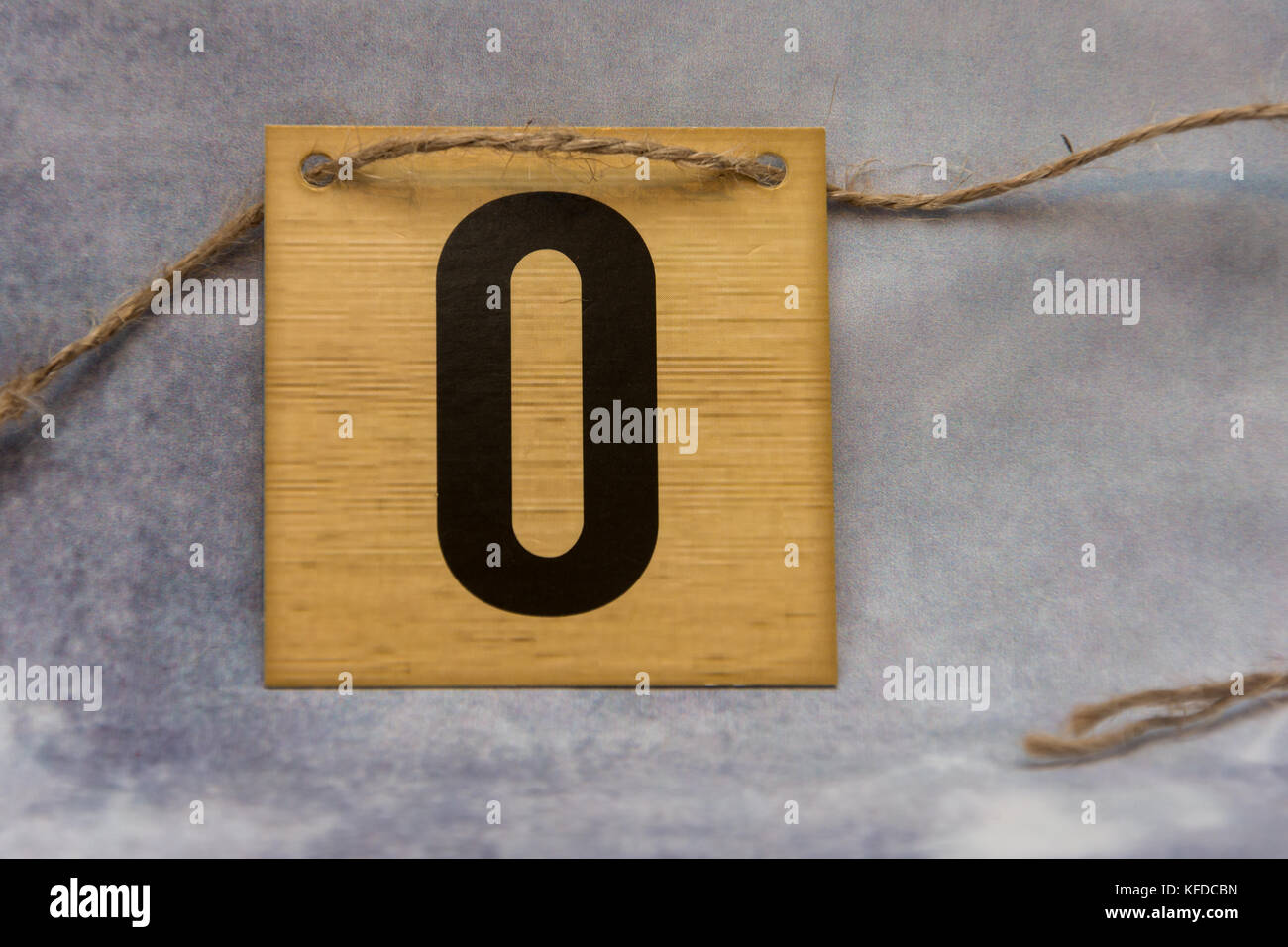 Isolierte Fliese Buchstaben des Alphabets auf einem gemusterten Hintergrund grau Stockfoto