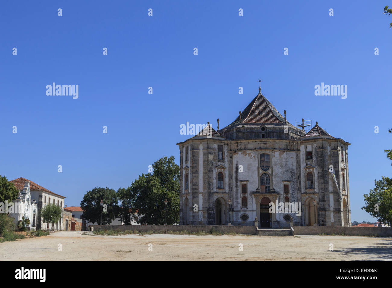 Ansicht der vorderen Fassade des Santuario do Senhor Jesus da Pedra in der Pfarrei Santa Maria in der Nähe von Obidos, Portugal. Stockfoto