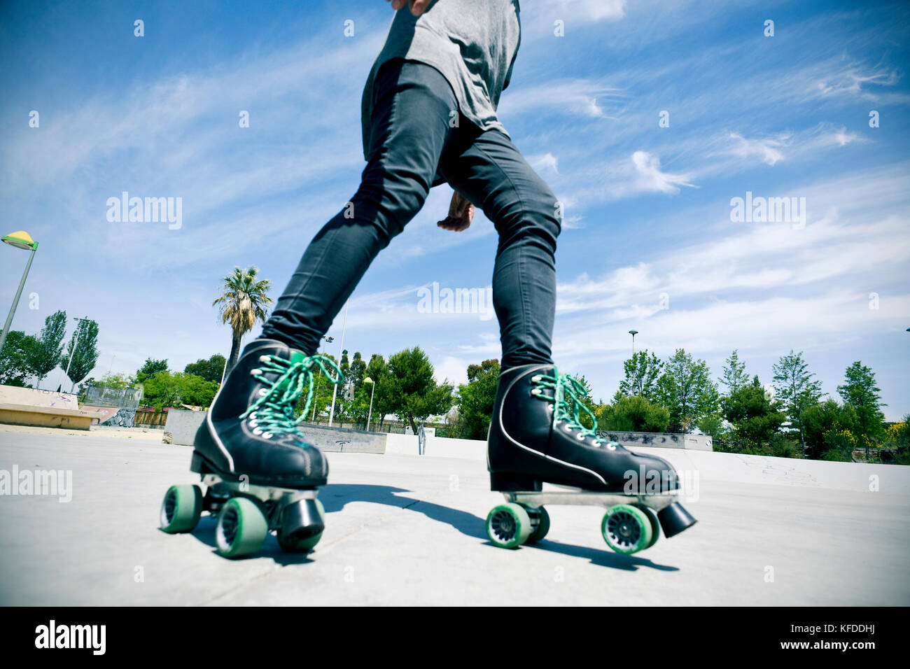 Ein junger kaukasischer Mann Skaten mit Quad Skates in einem freien Skate Park Stockfoto