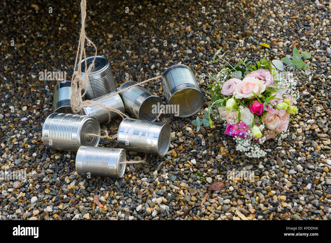 Blechdosen und ein brautstrauß am Boden während einer Hochzeit Tag Stockfoto