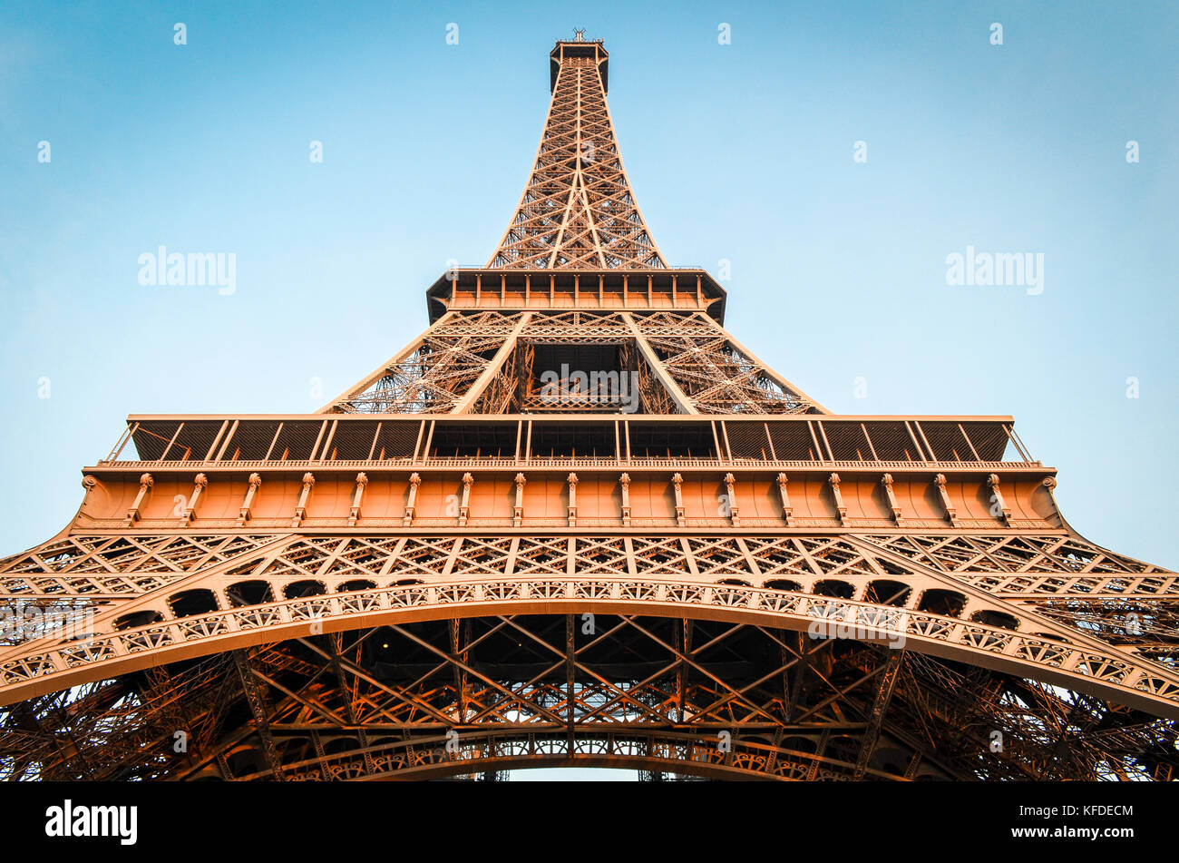 Low Angle Blick auf den Eiffelturm in Paris, Champs de Mars vor blauem Himmel. Stockfoto