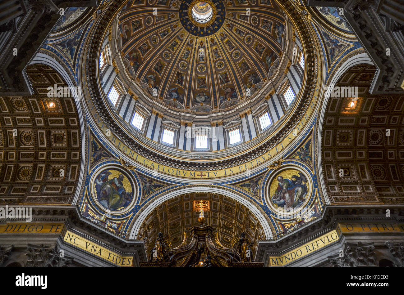 Der Basilika St. Peter in Rom, italienische Renaissance Architektur, und UNESCO-Weltkulturerbe. Blick auf den Innenbereich, der die kuppelförmige Decke mit Heiligen artwor Stockfoto