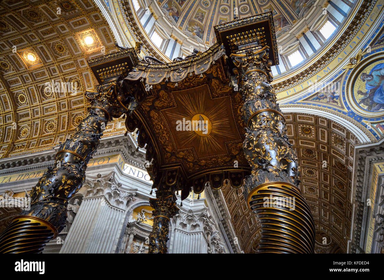 Der Basilika St. Peter in Rom, italienische Renaissance Architektur, und UNESCO-Weltkulturerbe. Blick auf den Innenbereich, der die kuppelförmige Decke mit Heiligen artwor Stockfoto