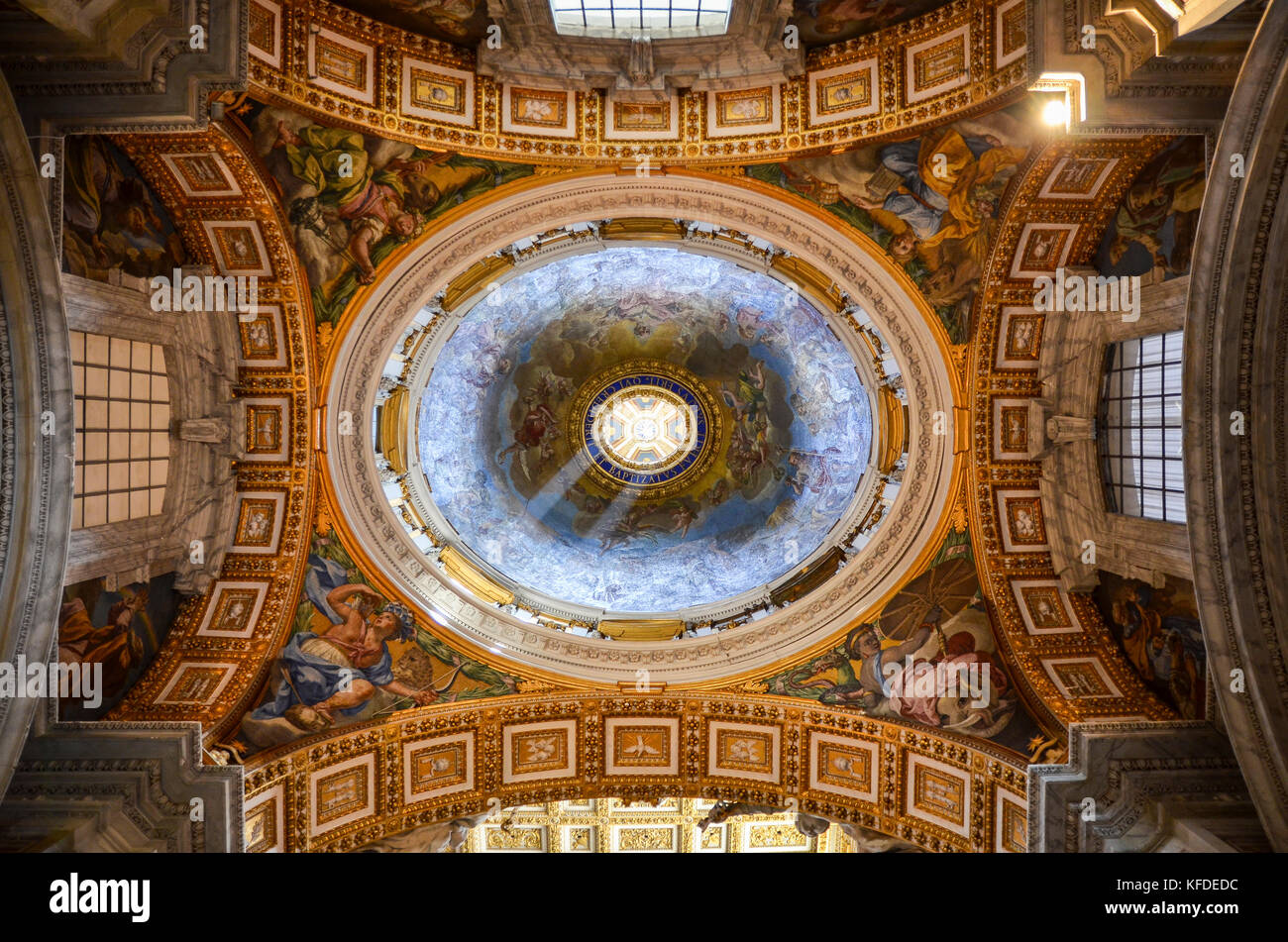 Der Basilika St. Peter in Rom, italienische Renaissance Architektur, und UNESCO-Weltkulturerbe. Blick auf den Innenbereich, der die kuppelförmige Decke mit Heiligen artwor Stockfoto