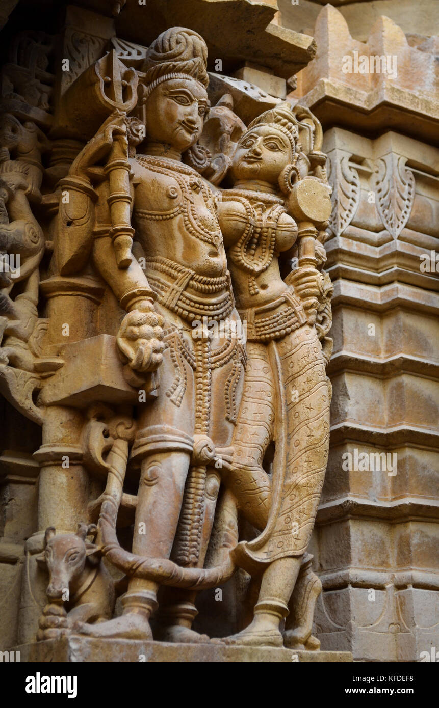 Carven auf die Wand von einem Jain Tempel, menschliche Figuren, Darstellungen der Götter. Stockfoto