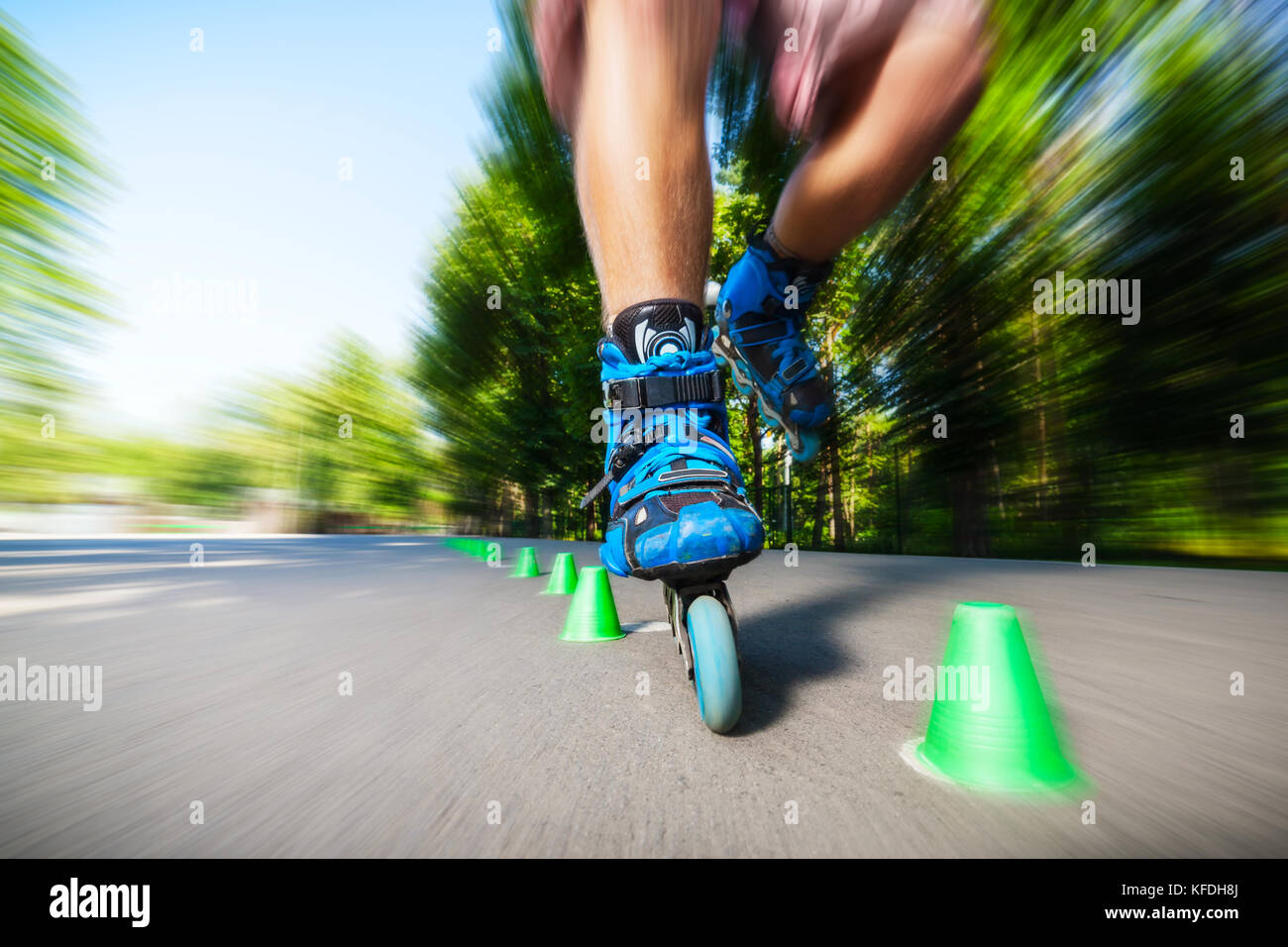 Nahaufnahme von Inline roller Skater auf einem slalomkurs. Stockfoto