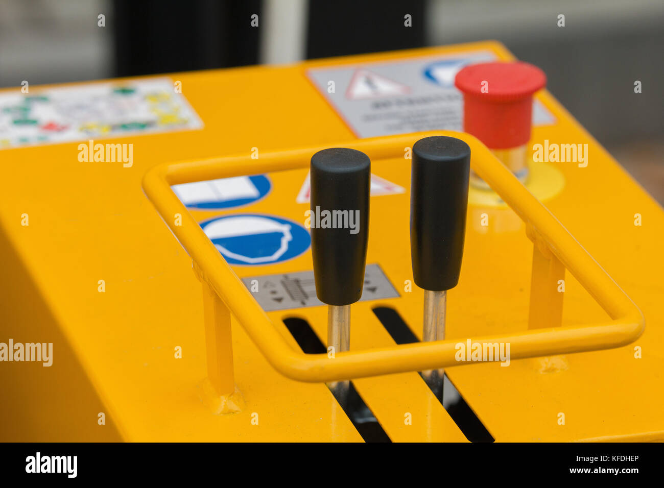 Hebel zur Steuerung mobiler Baumaschinen - orange Körper Stockfoto