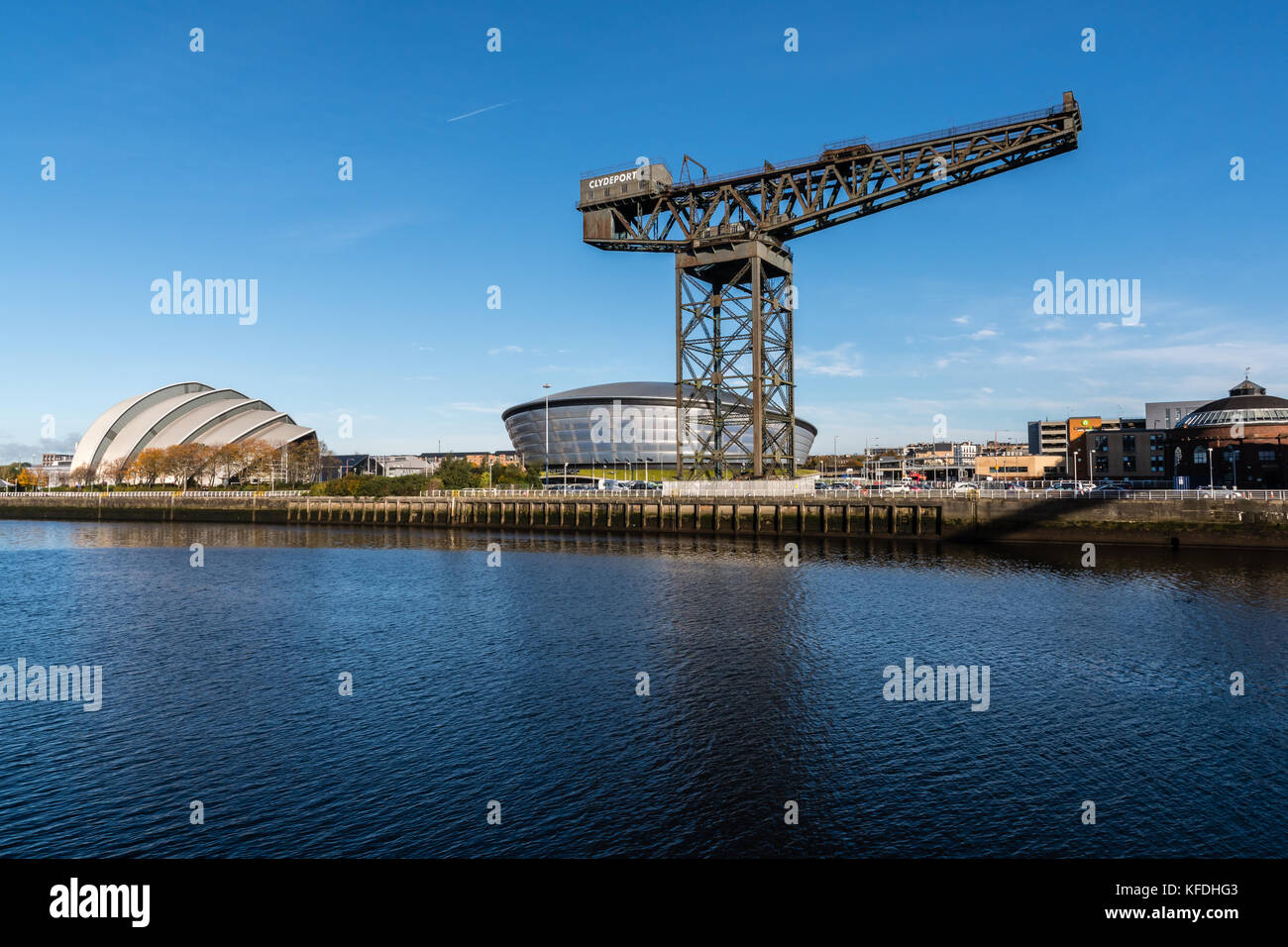 Blick über den Fluss Clyde von SSE Hydro, Clyde Auditorium, Finnieston Crane und La Rotunda - Glasgow Stockfoto
