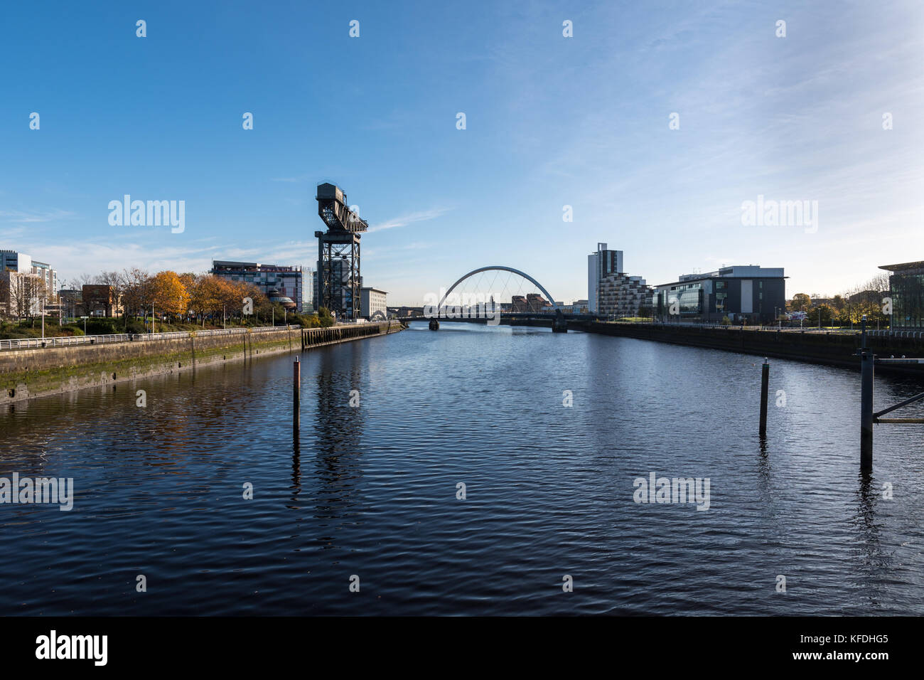 Blick vom Glasgow Science Center im Clyde Auditorium (Armadillo) Crowne Plaza, Squinty Bridge und Finnieston Crane Stockfoto