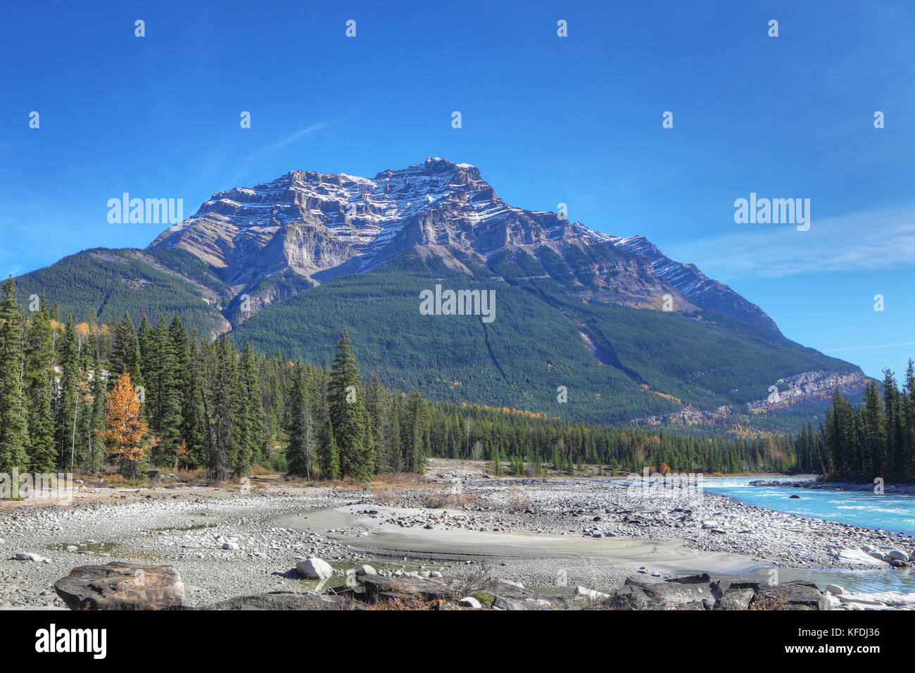 Die Rocky Mountains in Kanada mit Creek Bed im Vordergrund Stockfoto