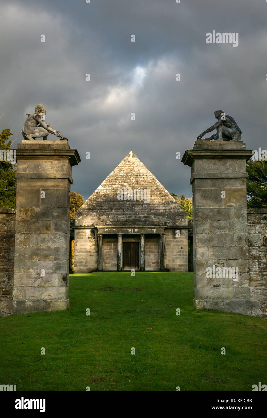 Pyramide Mausoleum und dorischen Portikus, gate Pfeiler mit crouching Figuren der Messerschleifer von Marsyas, Gosford Estate, East Lothian, Schottland, Großbritannien Stockfoto