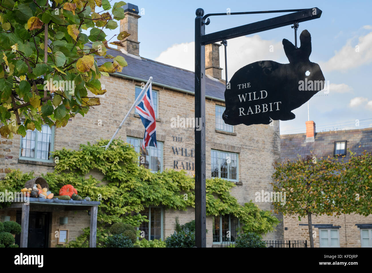 Die wilden Kaninchen Pub in Kingham im Herbst. Cotswolds, Oxfordshire ...