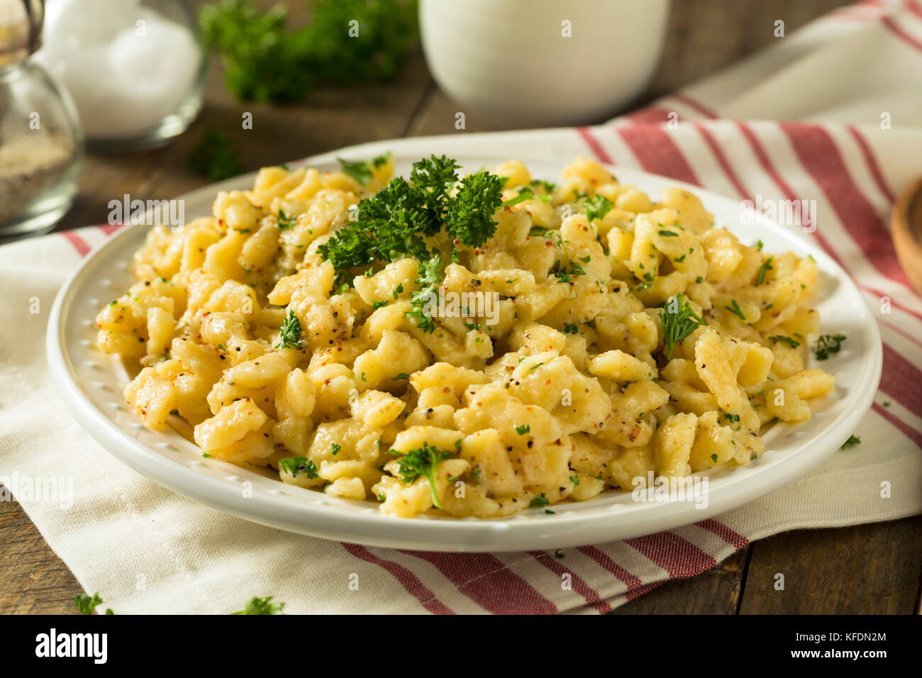 Herzhafte hausgemachte deutsche Spätzle in Butter Sauce Stockfoto