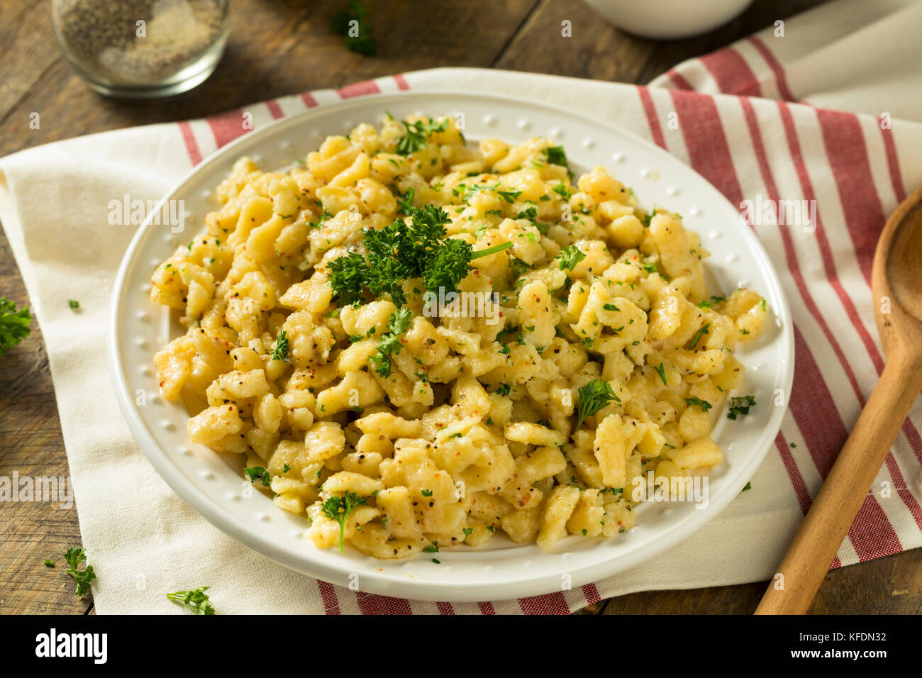 Herzhafte hausgemachte deutsche Spätzle in Butter Sauce Stockfoto