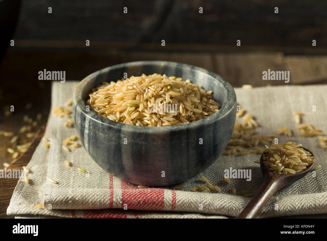 Trockene organische Wilden langen braunen Reis in eine Schüssel geben. Stockfoto