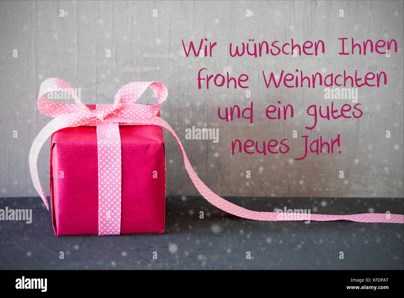 Wir wuenschen frohe weihnachten Fotos und Bildmaterial in hoher