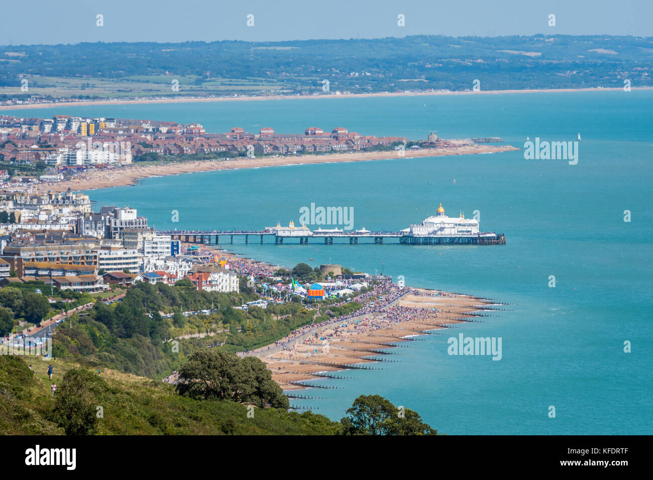 Luftaufnahme von Eastbourne, Promenade, Seebrücke und im Englischen Kanal von Beachy Head Klippe Fußweg Stockfoto