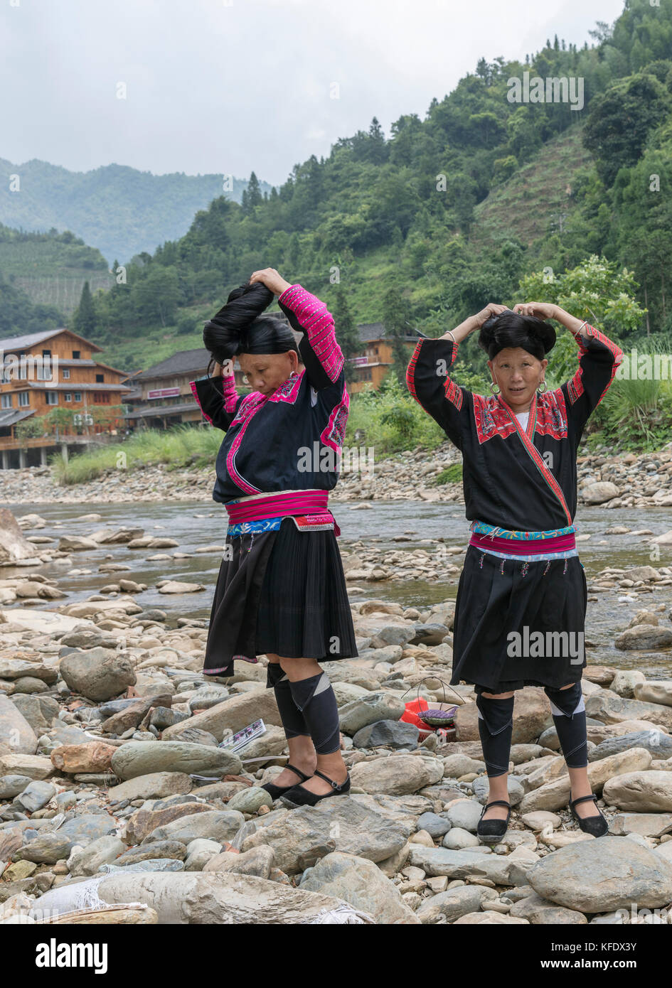 Stock Foto - Rot yao Frauen berühmten über lange Haare, huangluo Yao Dorf, longsheng, Guilin, Guangxi, China Stockfoto