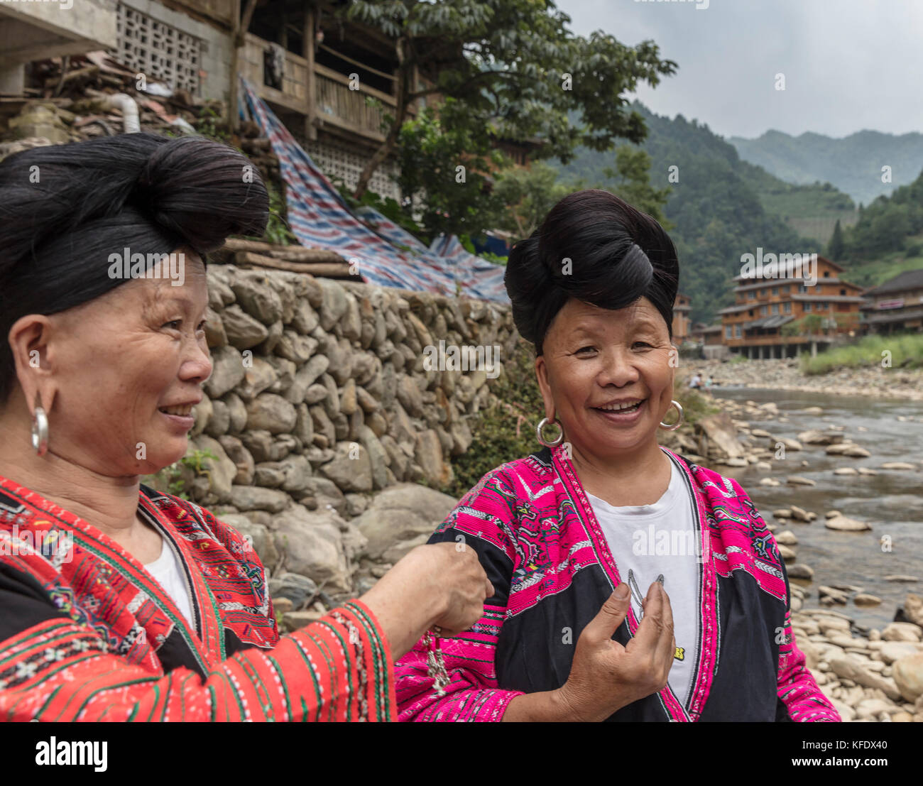 Stock Foto - Rot yao Frauen berühmten über lange Haare, huangluo Yao Dorf, longsheng, Guilin, Guangxi, China Stockfoto