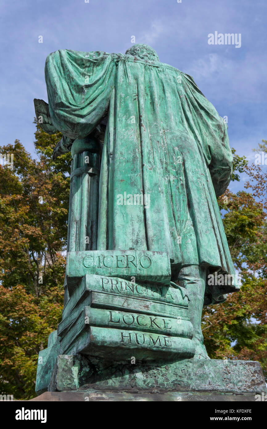 Niedrigen Winkel, Ansicht der Rückseite des John Witherspoon Statue, Osten pyne Hall, Princeton University, Princeton, New Jersey, USA Stockfoto