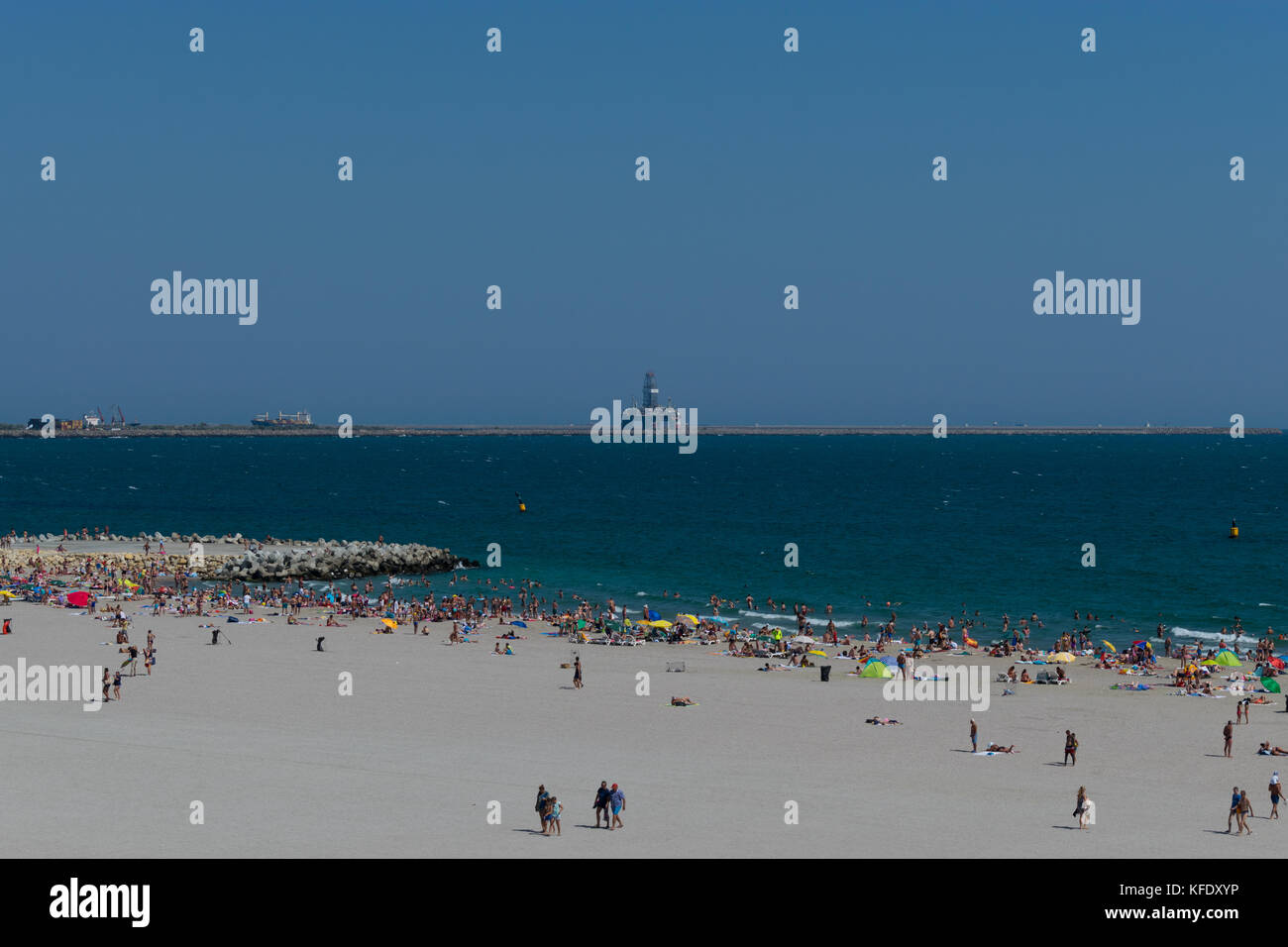 Schwarzes Meer Strand Landschaft mit Personen auf Urlaub in Osteuropa Stockfoto