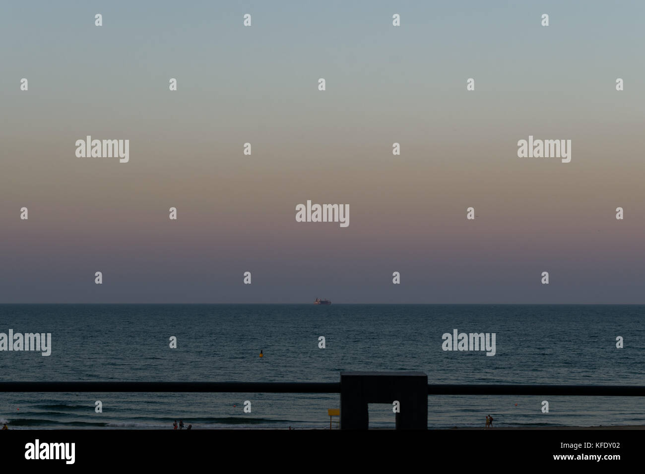 Sonnenuntergang am Schwarzen Meer mit einem Frachtschiff in der Ferne Stockfoto
