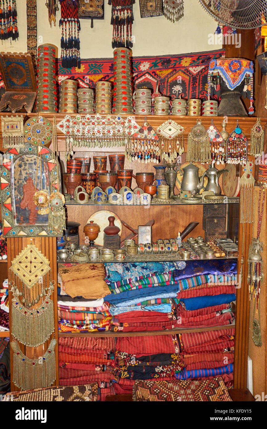 Stapel von farbenfrohen handgefertigten Teppichen aus reiner Wolle und Souvenirs in touristische Stall der alte Basar der Antalya, Türkei Stockfoto