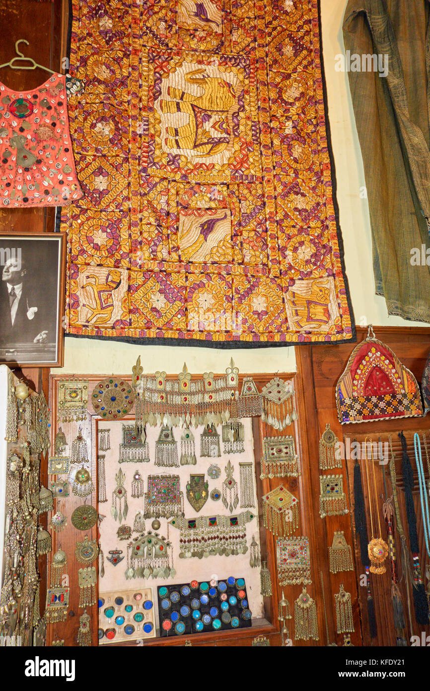 Stapel von farbenfrohen handgefertigten Teppichen aus reiner Wolle und Souvenirs in touristische Stall der alte Basar der Antalya, Türkei Stockfoto