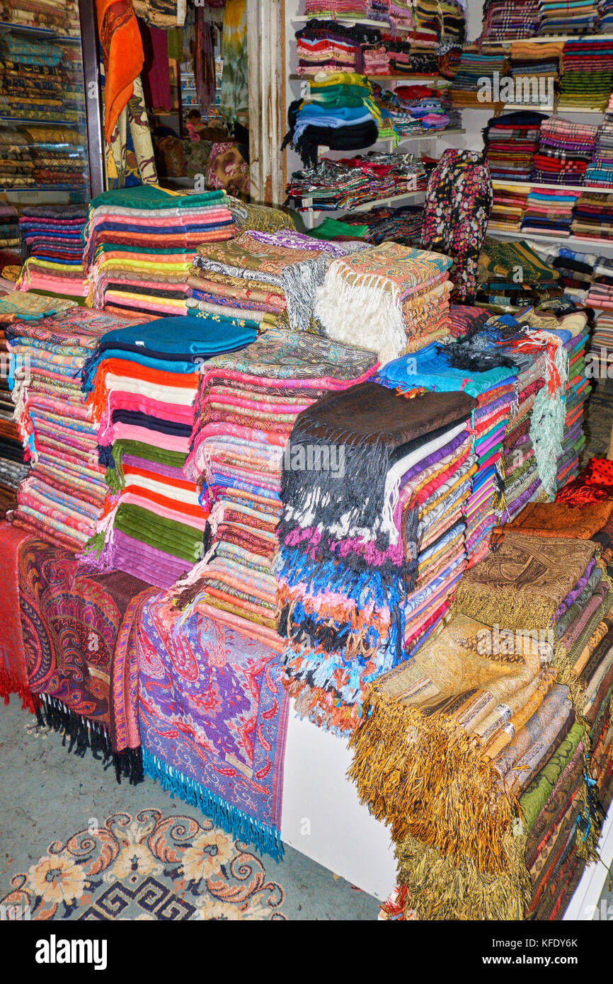 Stapel von farbenfrohen handgefertigten Teppichen aus reiner Wolle in touristische Stall der alte Basar der Antalya, Türkei Stockfoto
