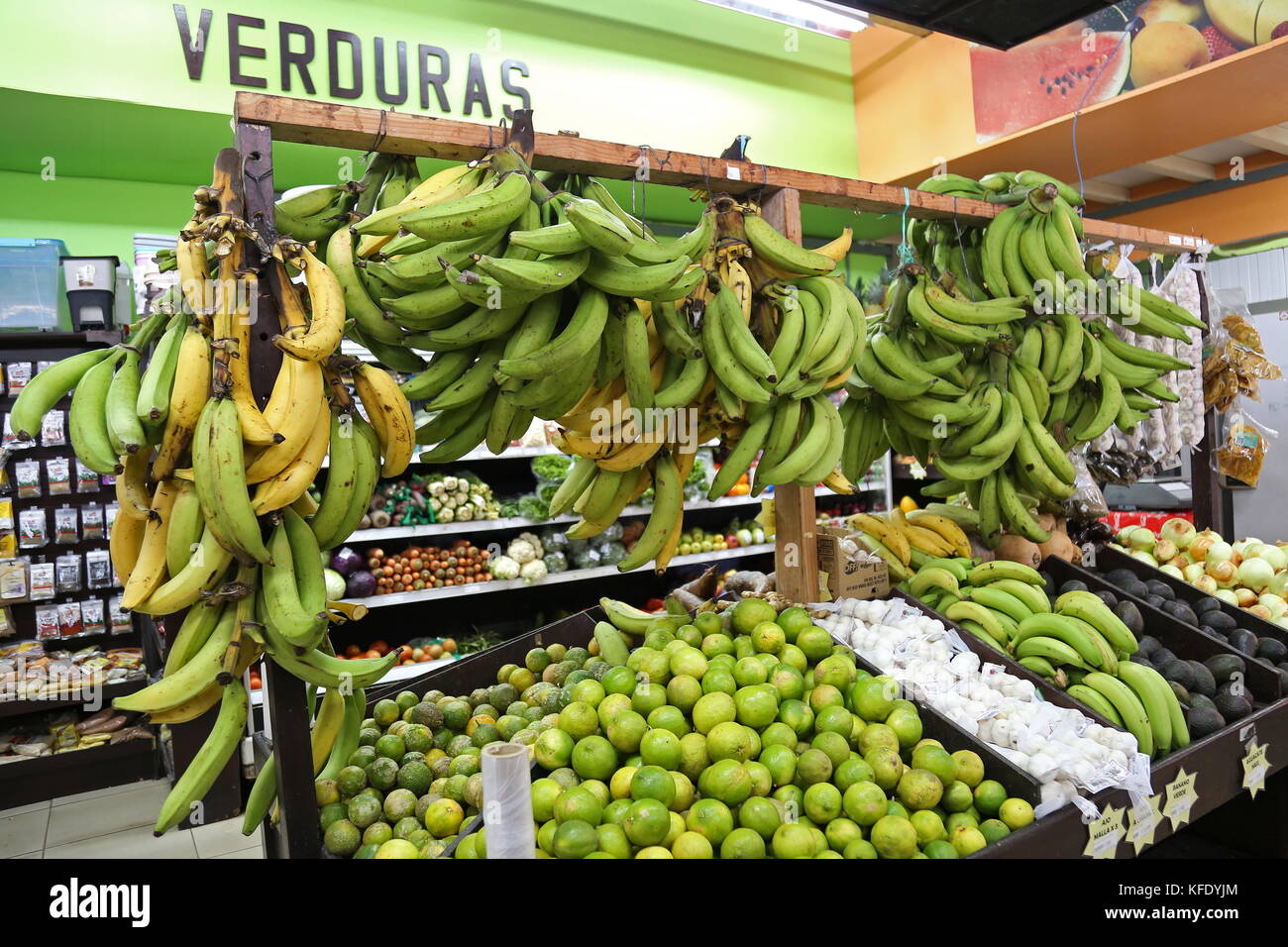 Bananen in Super Cristian Supermarkt, Ruta 142, La Fortuna, Alajuela Provinz, Costa Rica, Mittelamerika Stockfoto