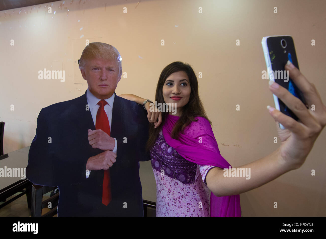 Donald Trump Fans in Dhaka hat jetzt eine offizielle Kneipepunkt - hier ein Restaurant das Trump Cafe zu Ehren des US-Präsidenten benannt wurde. Stockfoto