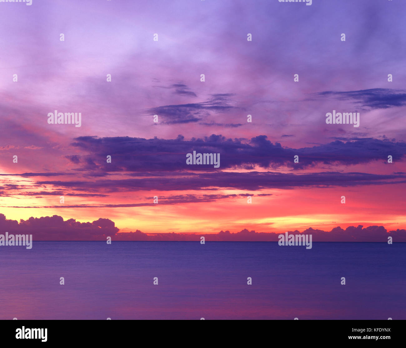 Syscape bei Sonnenuntergang über dem Ärmelkanal. Stockfoto