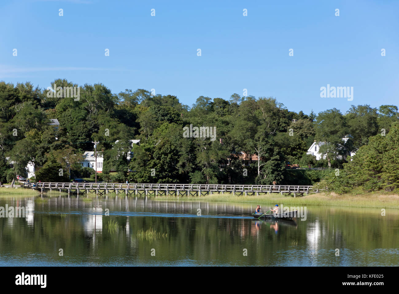 Ein paar Zeile Bootfahren in Duck Creek, Wellfleet, Massachusetts. Stockfoto