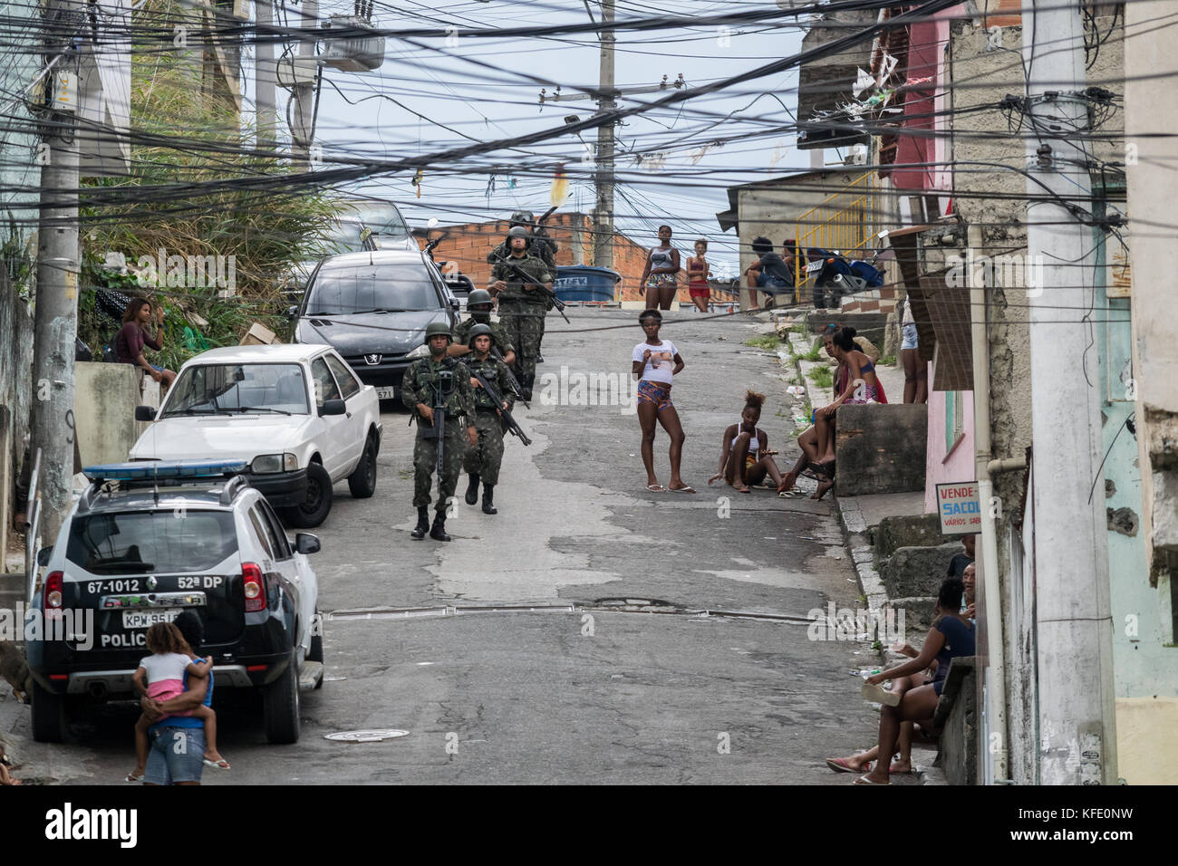 Rio de Janeiro, Brasilien. 27 Okt, 2017. Die Mitglieder der brasilianischen Streitkräfte Patrouille während Operationen in Sao in Rio de Janeiro carlos Freitag, Okt Favela. 27., 2017. den Betrieb von über 1700 Soldaten und Polizisten durchgeführt wird am Gefangennehmen Verbrecher in den Städten laufenden gewalttätigen narco - Kriege beteiligt sind. Credit: c.h. Gardiner/Pacific Press/alamy leben Nachrichten Stockfoto