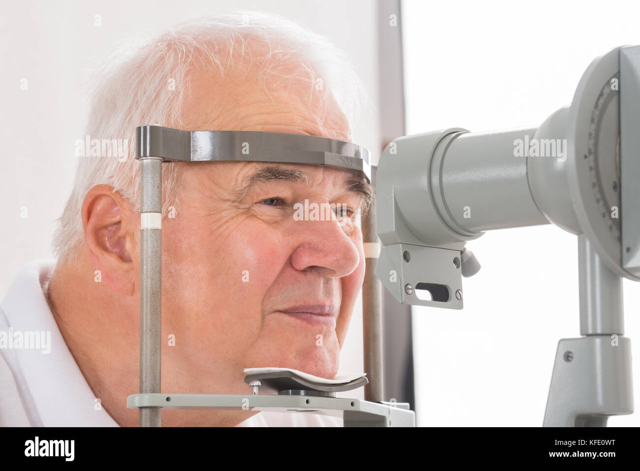 In der Nähe von älteren Mann Überprüfung des Sehvermögens in der Klinik Stockfoto