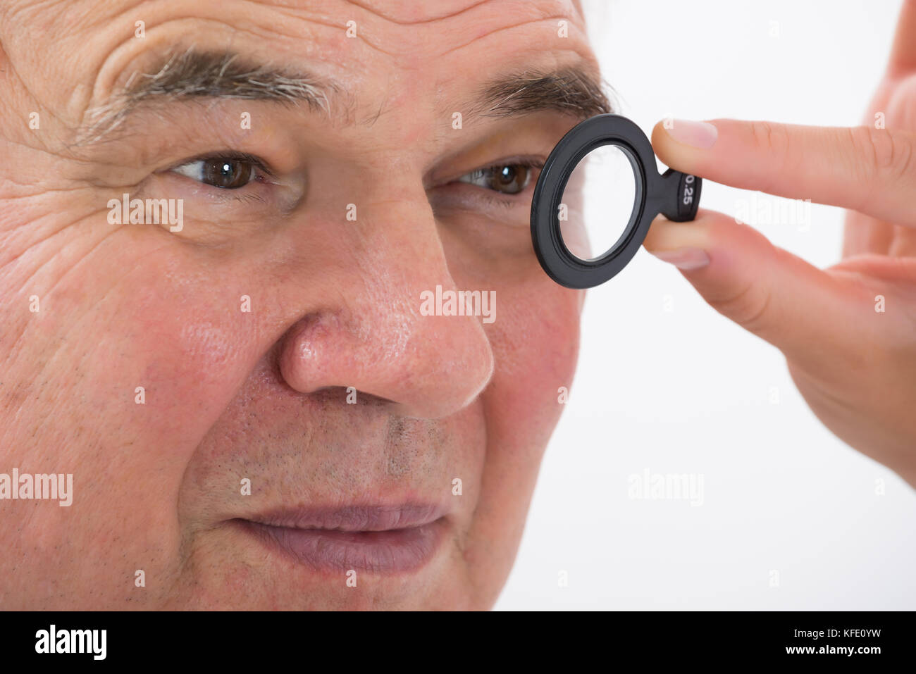 Close-up ein Augenarzt Untersuchung Sehvermögen der älteren männlichen Patienten mit Trial Rahmen Stockfoto