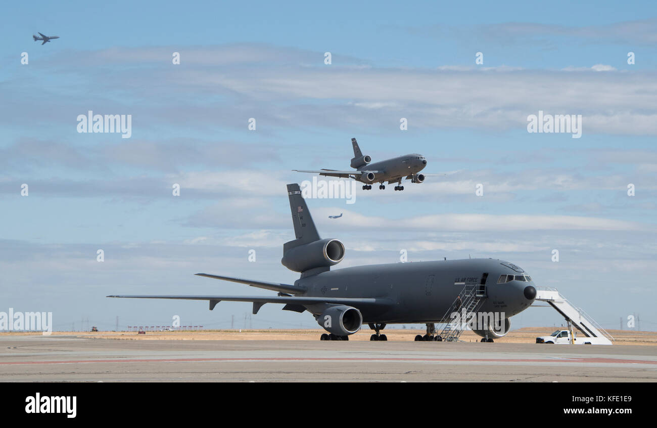 KC-10 Extender Flugzeuge Verhalten normalen Flugbetrieb bei Travis Air Force Base, Calif., Okt. 19, 2017. Stockfoto