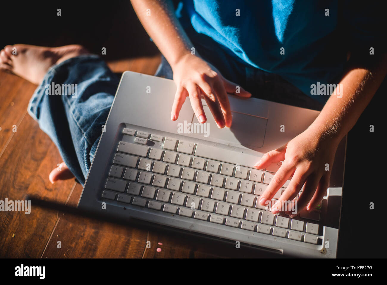 Ein Kind mit einem Laptop. Stockfoto