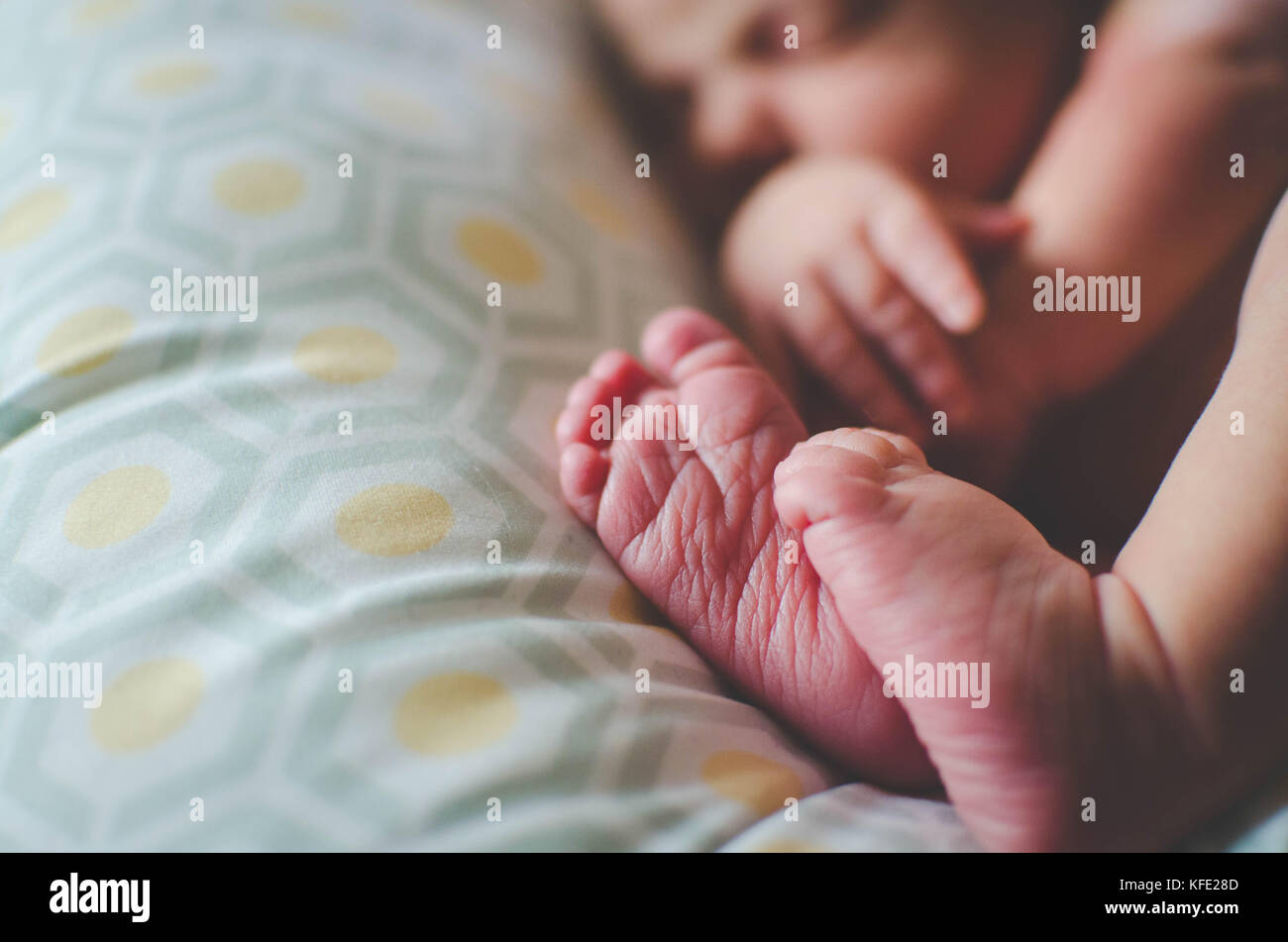 Menschliche neugeborene Baby schlafend auf einem Kissen Stockfoto