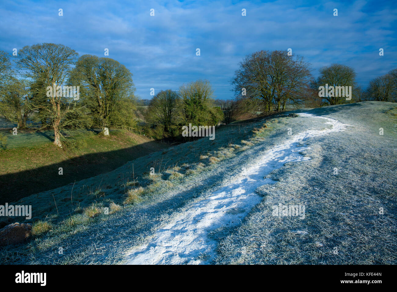 Winter-Morgengrauen um Avebury Stone Circle, Wiltshire, Großbritannien Stockfoto