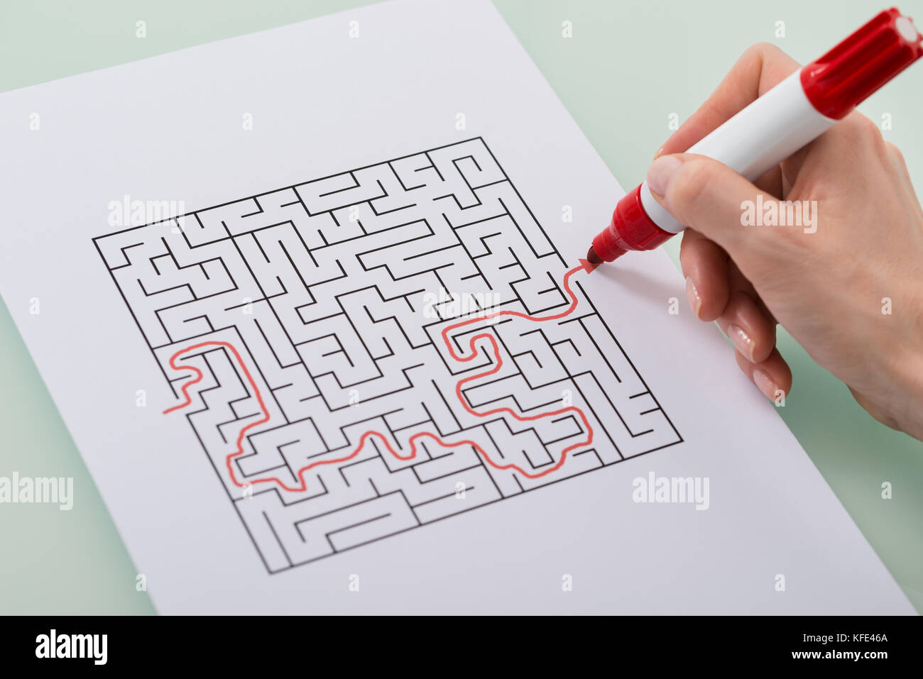 In der Nähe von Frau hand Lösung Labyrinth Puzzle mit roten Marker Stockfoto