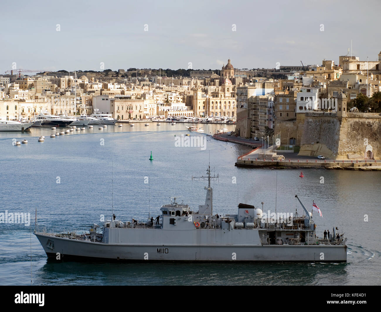 Valletta, Malta - 22.Februar 2009 - Royal Navy minehunter m 110 hms Ramsey Vorbereitung Port im Grand Harbour in Malta zu verlassen Stockfoto
