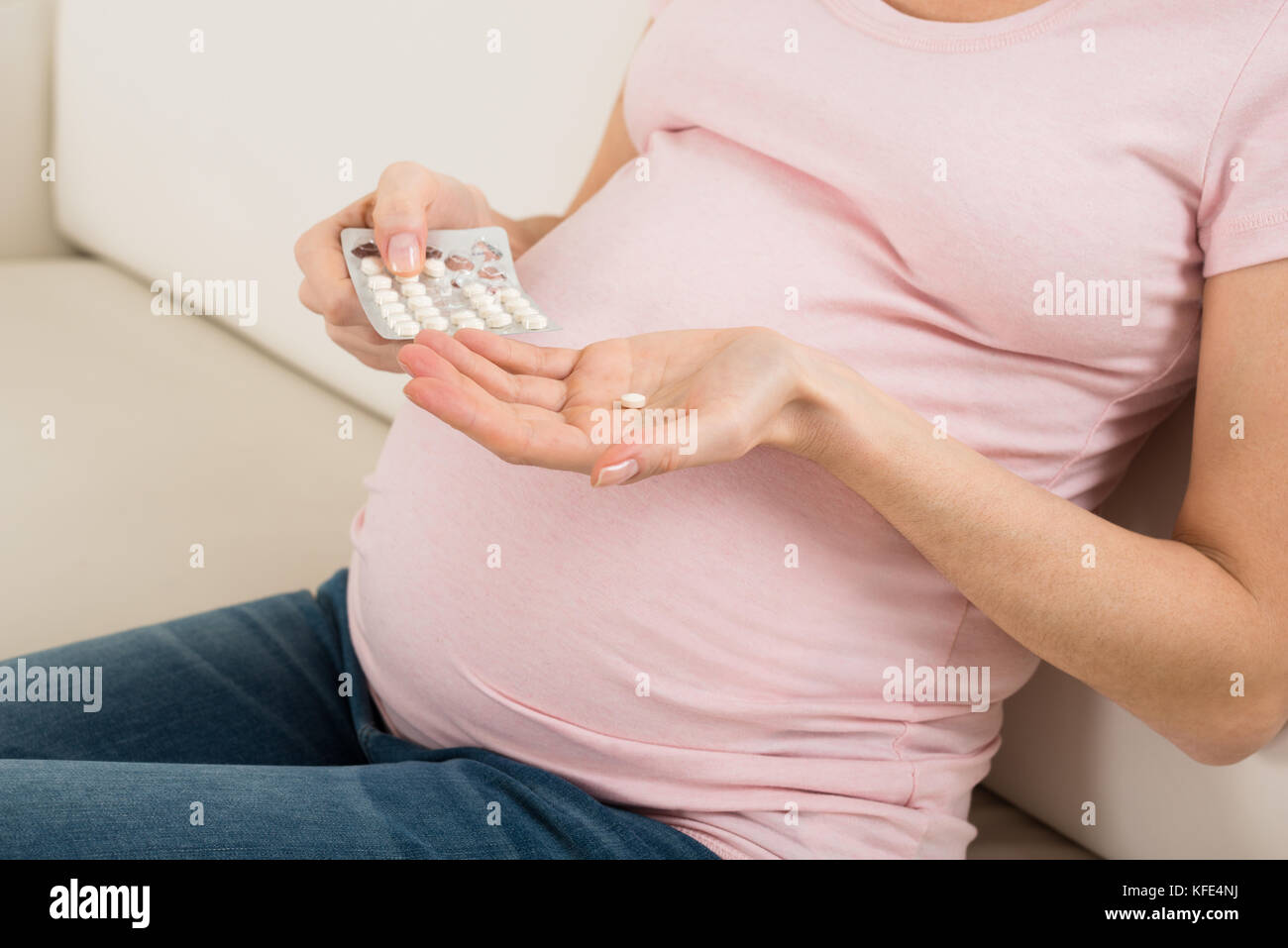 In der Nähe der schwangeren Frau, die Vitamin Pille Stockfoto