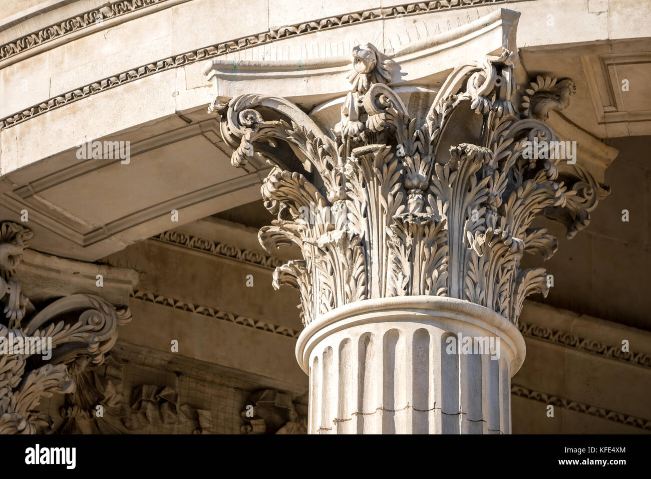 Die Krone einer Säule mit feinen Skulpturen details Stockfoto