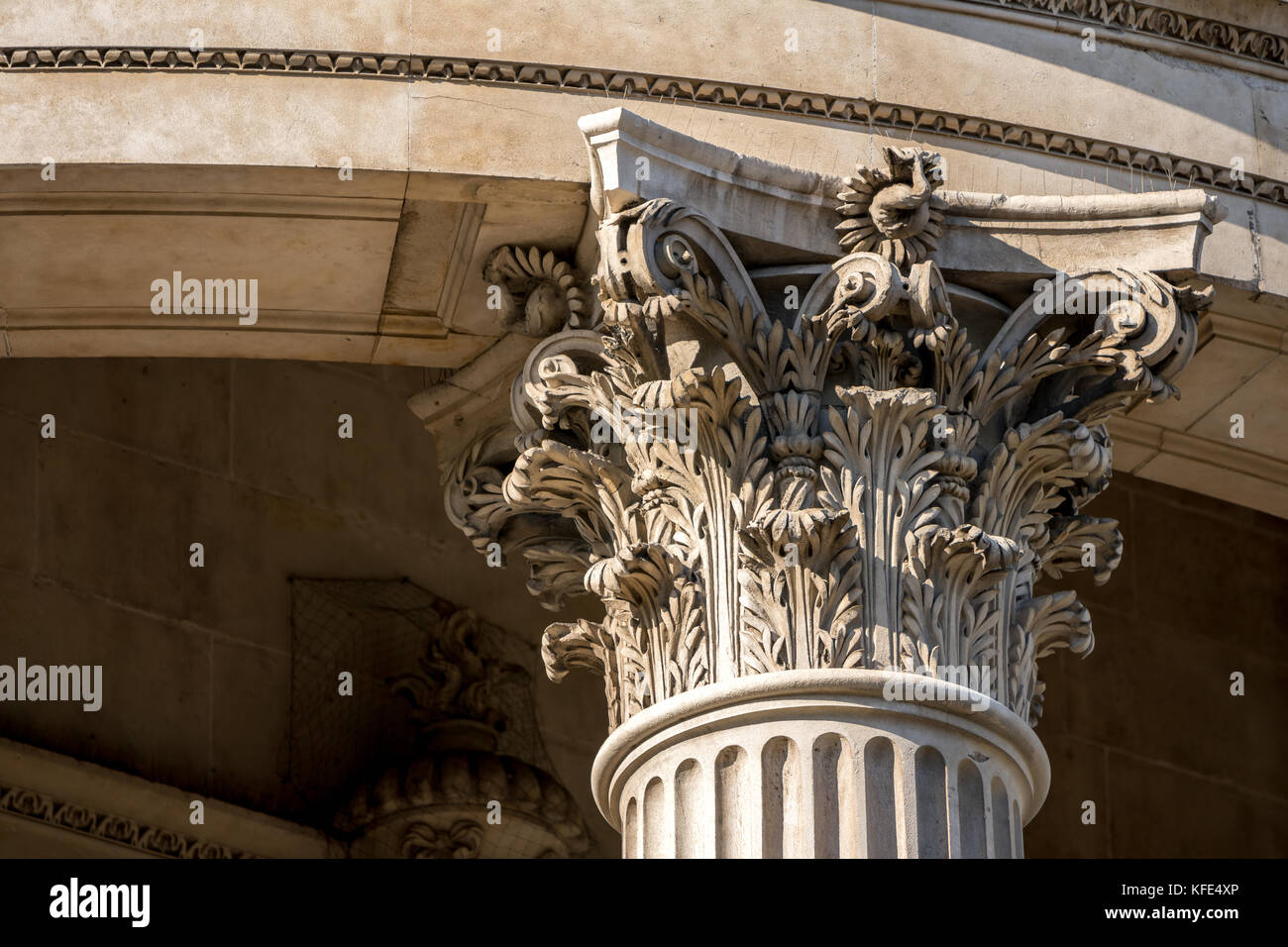 Die Krone einer Säule mit feinen Skulpturen details Stockfoto