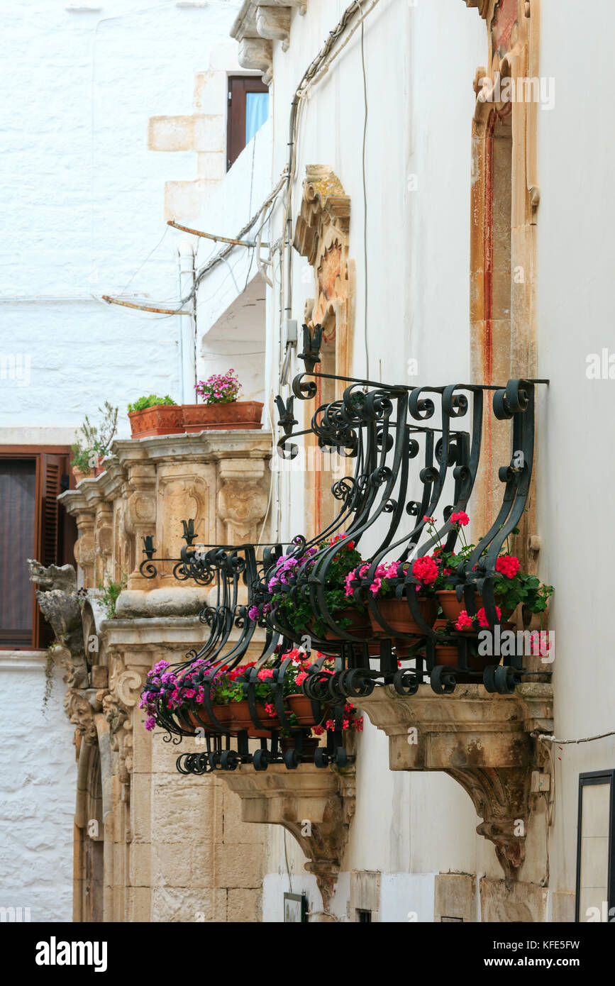 Schöne Straße in kleinen mittelalterlichen weiß getünchte Stadt Locorotondo, Puglia (Apulien), Bari, Italien Stockfoto